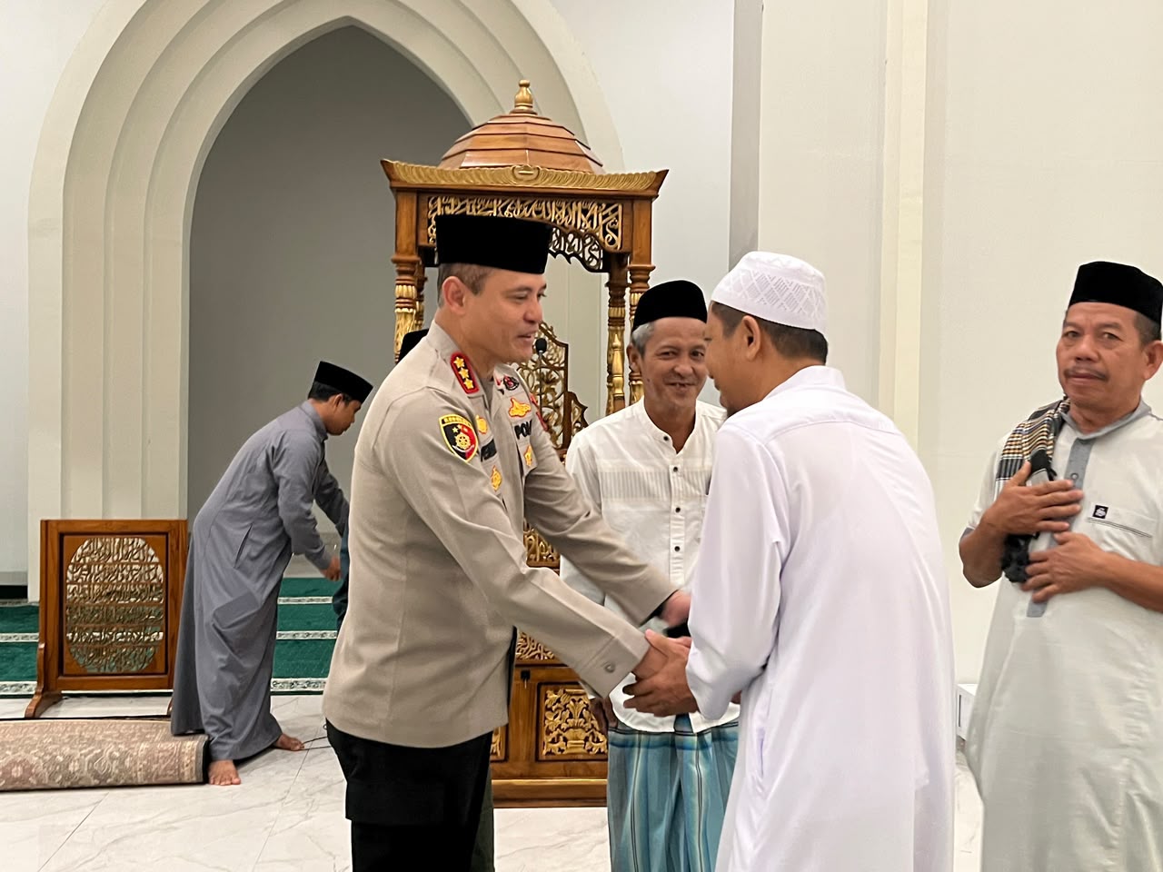 Kapolresta Mamuju Wujudkan Polisi Bersama Masyarakat Salat Subuh Berjamaah di Masjid Raya Suada 
