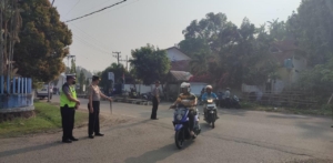 Polisi Hadir Untuk Melayani Masyarakat, Kapolresta Mamuju Dan Personil Warnai Pagi Mengatur Lalulintas di Jalan Padat Kendaraan