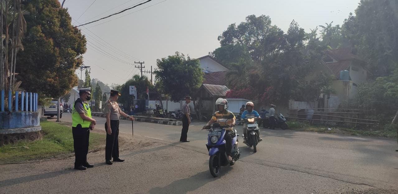 Polisi Hadir Untuk Melayani Masyarakat, Kapolresta Mamuju Dan Personil Warnai Pagi Mengatur Lalulintas di Jalan Padat Kendaraan