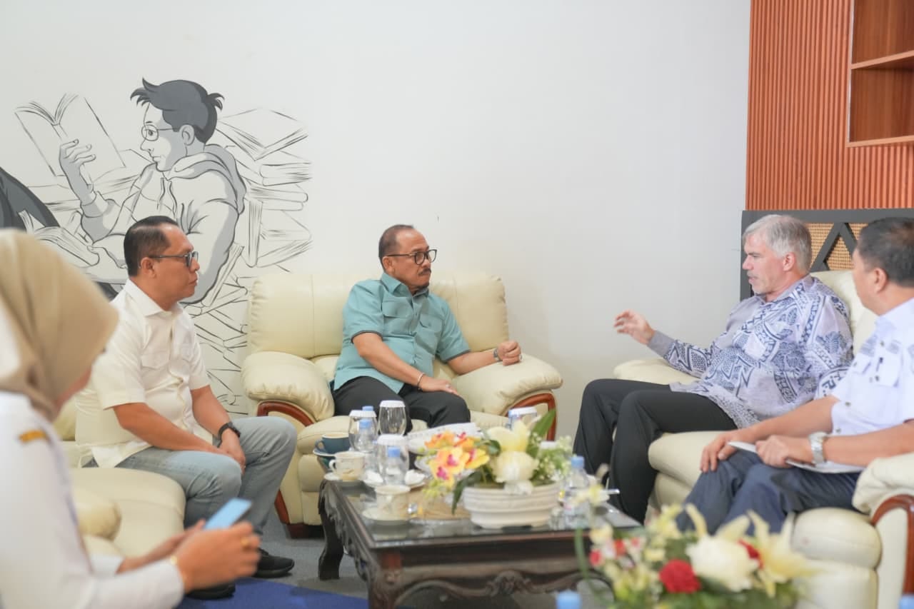 Bertemu Diplomat AS di Bandara Tampa Padang, Suhardi Duka Bahas Peluang Kerja Sama untuk Sulbar