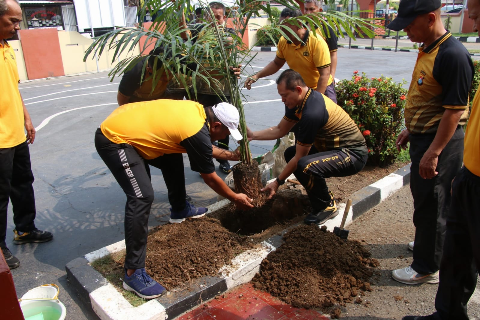Kapolresta Mamuju Gelar Green Policing, Wujudkan Kepedulian terhadap Penghijauan dan Kelestarian Lingkungan