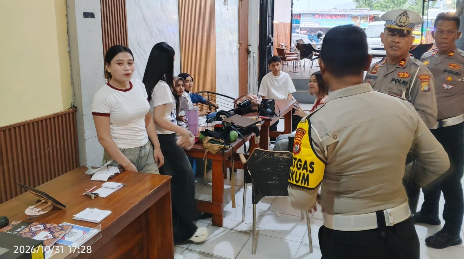 Operasi Patuh Marano 2026, Polresta Mamuju Sambangi Pemilik Warkop, Ajak Jadi Pelopor Tertib Parkir